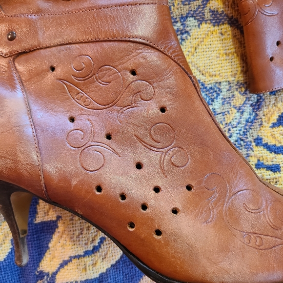 Two Lips Leather Ankle Boots - Picture 4 of 11